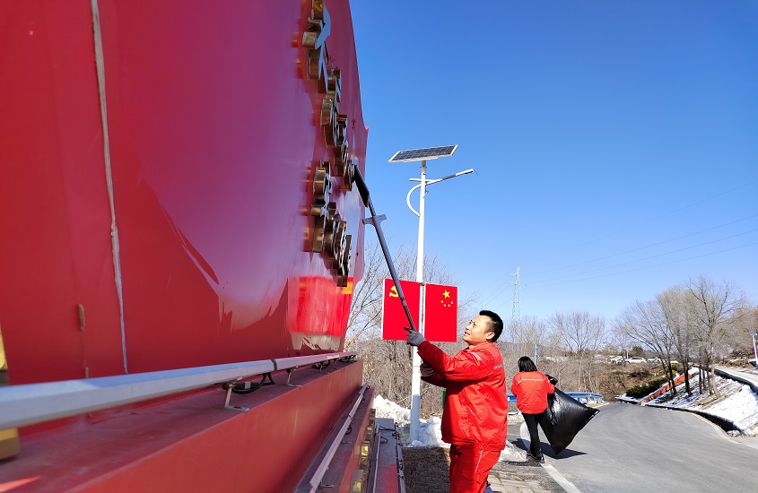 嵩縣山金公司黨委開展“愛我山金，清潔家園，集中攻堅(jiān)”義務(wù)勞動(dòng)